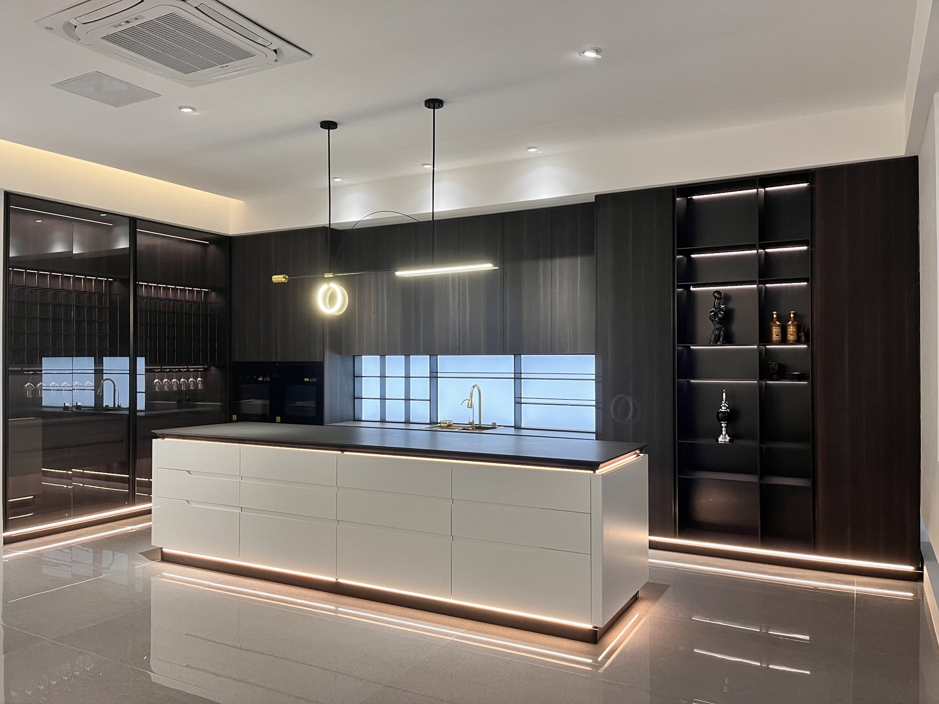 Wide view of VIGOHOME exhibition hall in Foshan, China — building material showroom